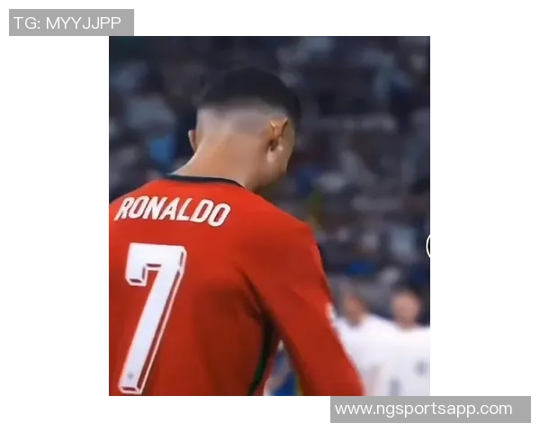 耐克明年将推出金色C罗战靴引发球迷热议